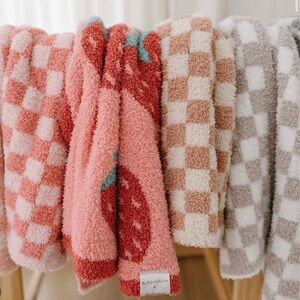 The Styled Collection x Hey Madi Nelson
Strawberries Summer Blanket